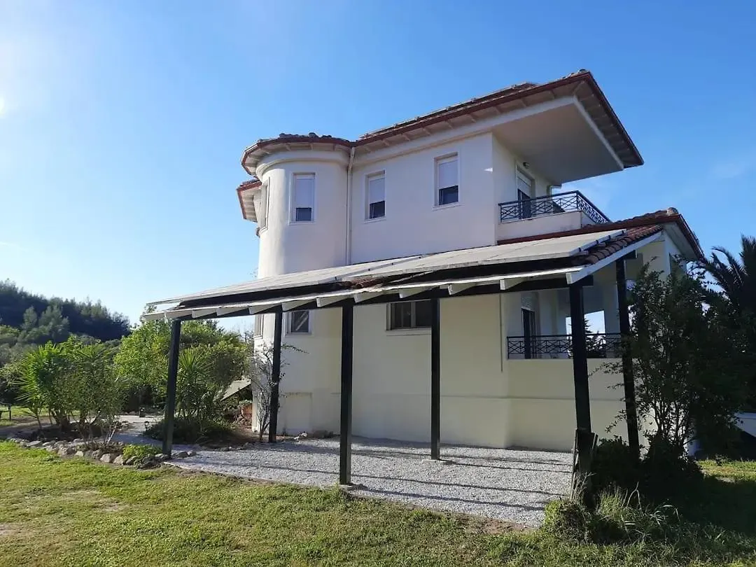 Bright New Garden Villa Hanioti