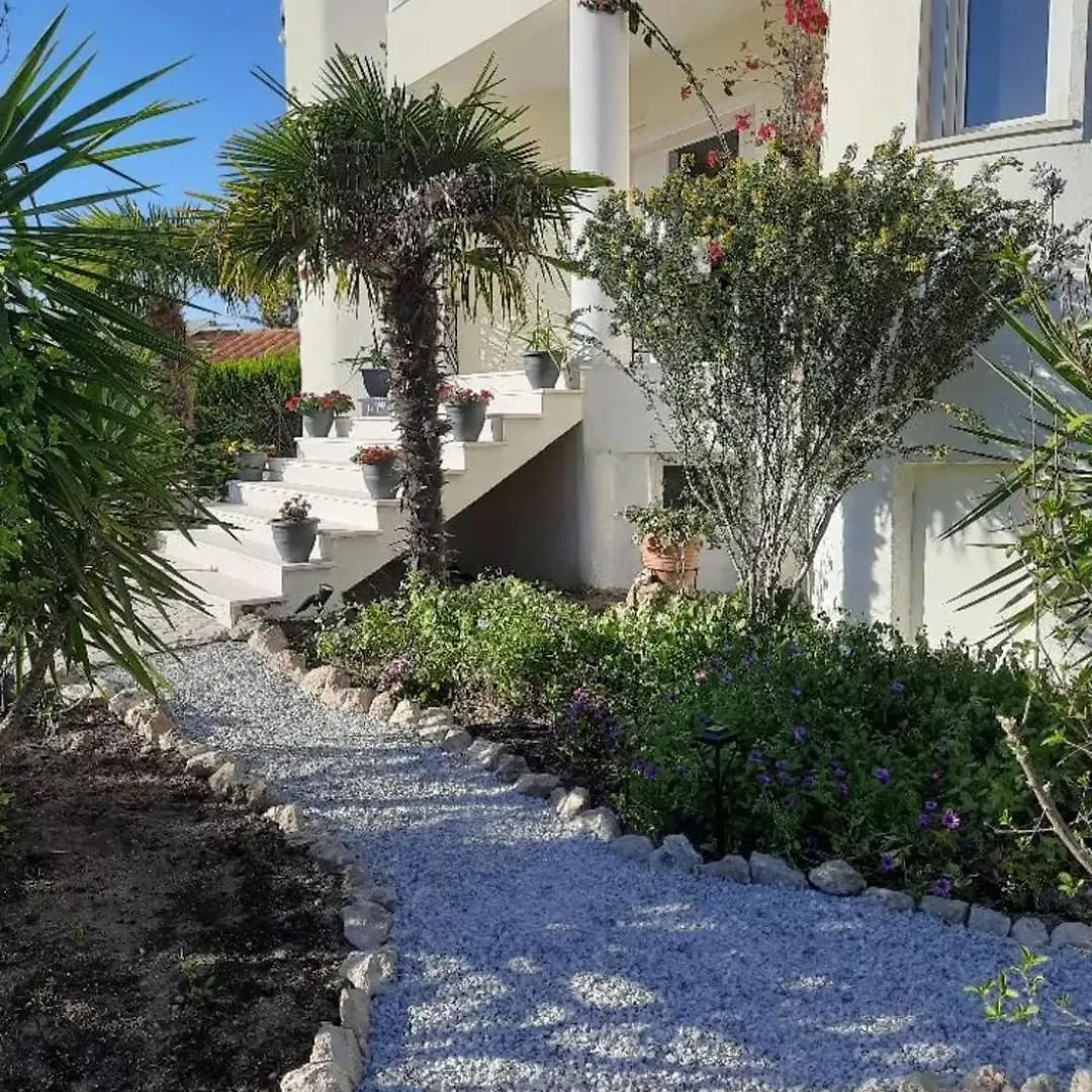 Bright New Garden Villa Hanioti